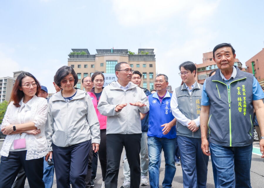 圖／新北市長侯友宜隨後也前往視察位在鶯歌車站與區公所前規劃的「鶯歌醫養園區」預定地。（新北市政府新聞局提供）