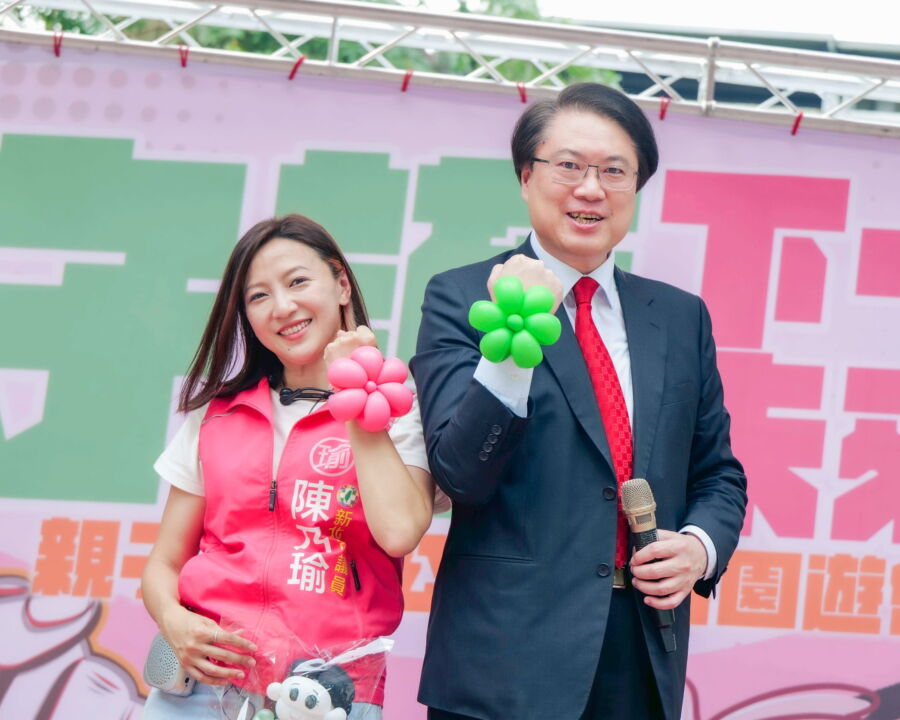 圖／民進黨秘書長林右昌特帶著可愛的小禮物和現場小朋友同歡。（新北市議員陳乃瑜提供）
