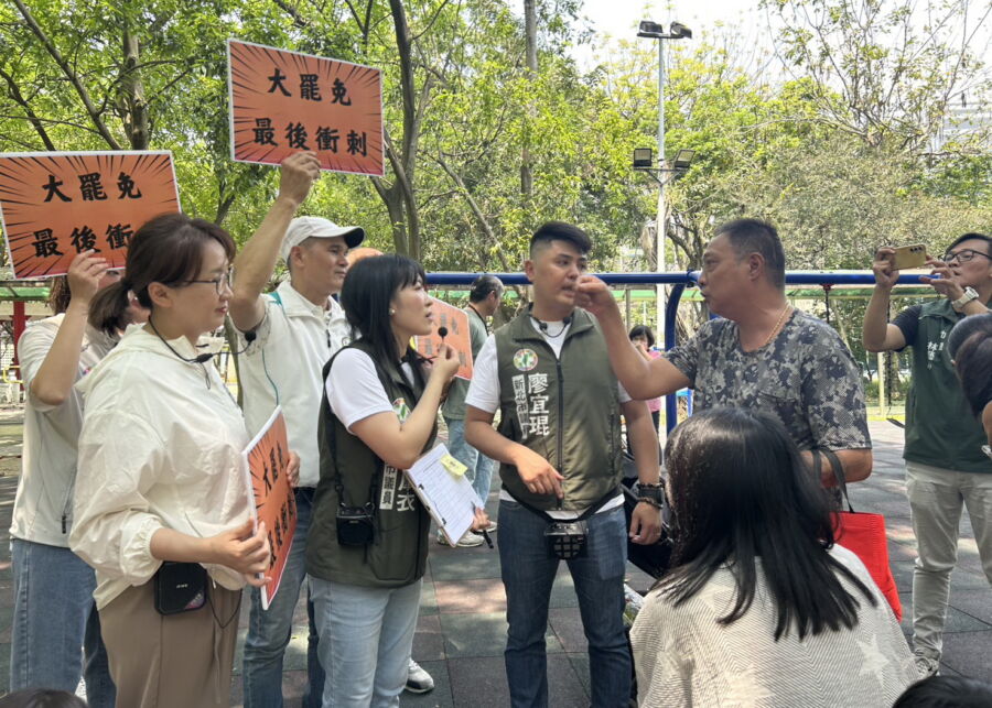 圖/民進黨團新北市議黨團總召廖宜琨、副總召蘇錦雄、幹事長山田摩衣、書記長顏蔚慈等人,今(30)日齊聚崑崙公園相挺板橋罷團。(民進黨團新北市議黨團提供)