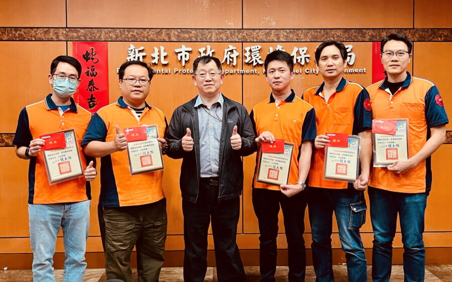 圖/新北清潔隊今年春節期間拒收紅包饋贈共逾21萬元,環保局於局務會議予以表揚。(新北市政府環保局提供)