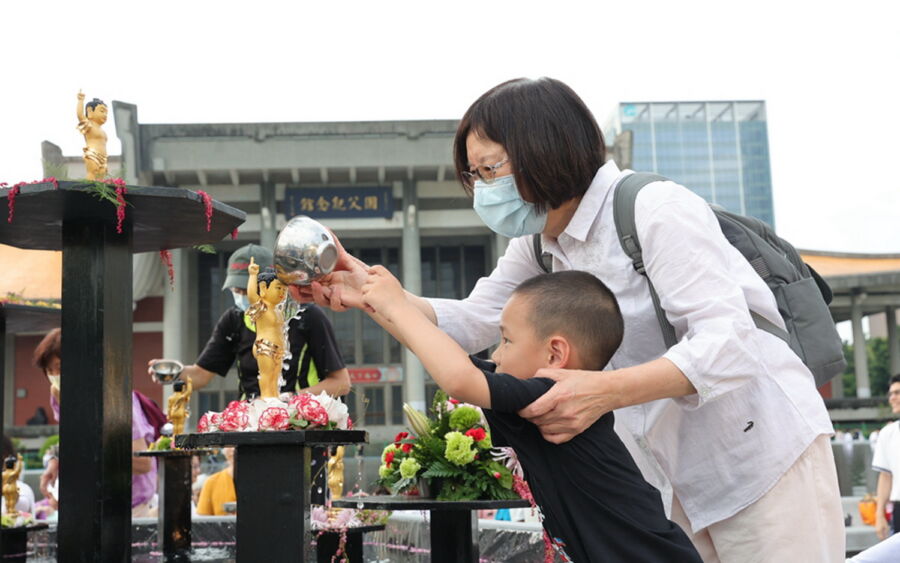 圖／民眾一同在心靈環保日歡度母親節、慶祝佛誕日，禪悅體驗 。（法鼓山公關文宣室提供）