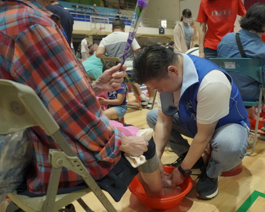 圖／新北市議員林金結親自為明德里長呂理民的90歲母親沐足，以行動詮釋孝道真諦。（新北市議員林金結提供）