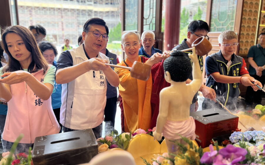 圖／新北市副市長劉和然與金光明寺住持有果法師共襄浴佛盛典，虔誠祈願國泰民安、萬眾安康。（新北市政府民政局提供）