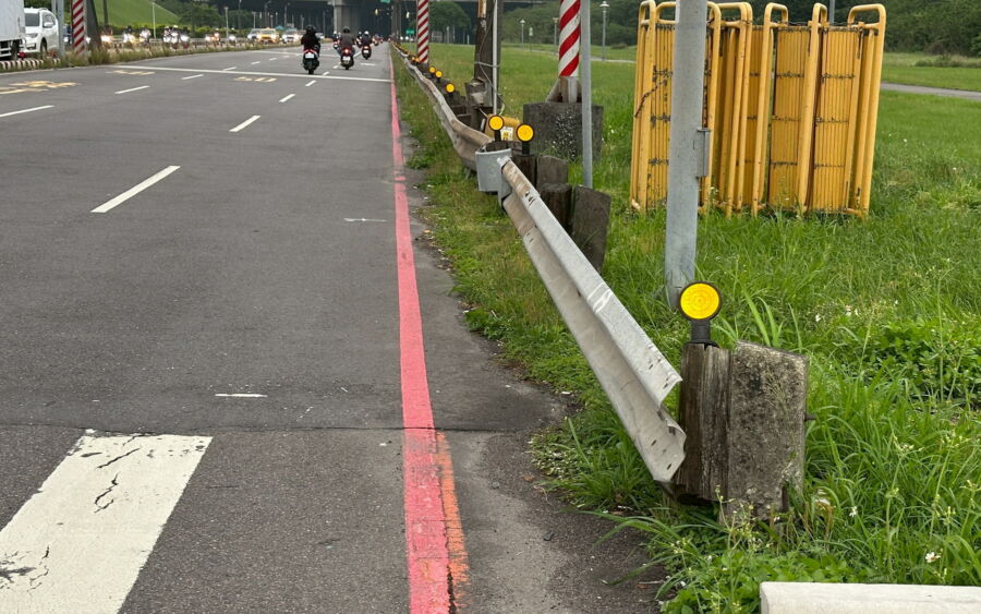 圖／新北市議員顏蔚慈質疑，護欄端頭完全沒有包覆直接外露，整個護欄宛如刨刀，機車族如果直接撞上，後果不堪設想。（新北市議員顏蔚慈提供）