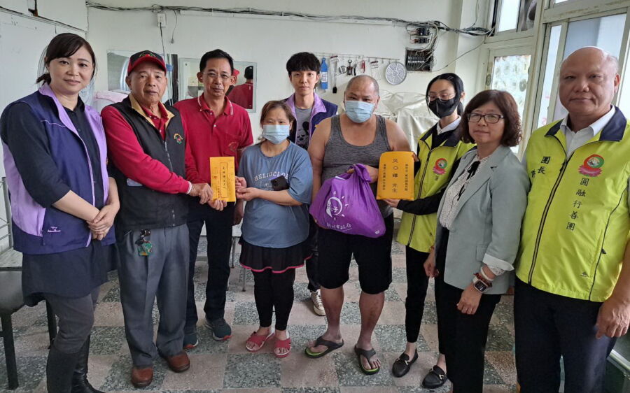 圖／圓融與一竹慈善會救援24萬元給脆家 （左1）為土城社福中心主任林沂儒（ 右1）為圓融行善團團長許誥（左3）為一竹慈善會理事長陳輝韓。（新北市政府社會局提供）