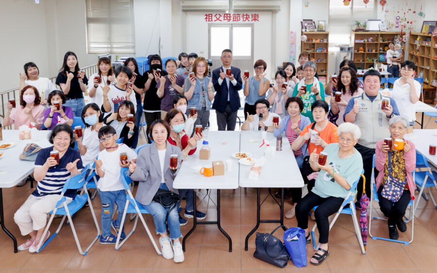 圖／民進黨性別平等事務部於母親節的前夕，在金門縣舉辦首發場2025年姊妹回娘家系列「我們一起在路上」工作坊。（民進黨提供）
