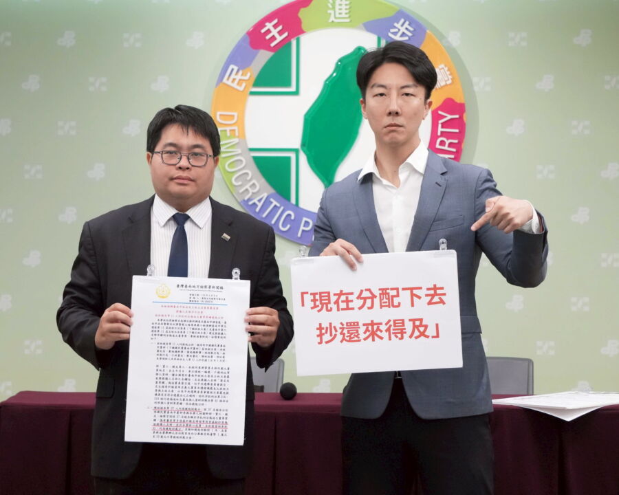 圖/民進黨今(9)日召開「就是抄!國民黨偽造連署罪證確鑿,朱立倫別再閃躲!」記者會。(民進黨提供)