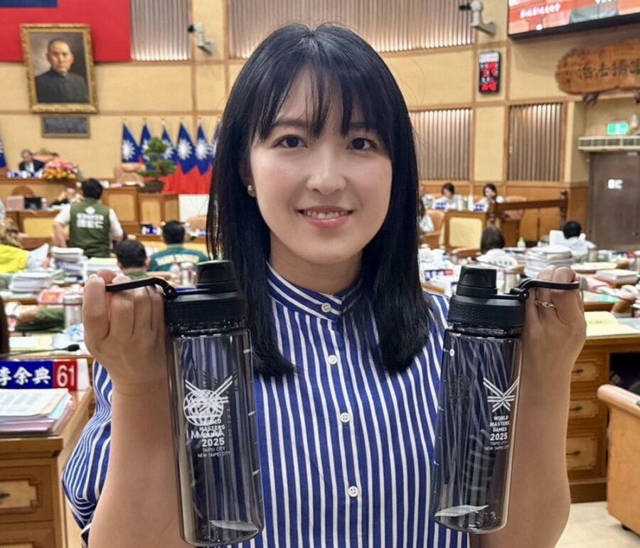 圖／新北市議員山田摩衣今（9）日在議會現場展示世壯運發給選手的賽會禮包，竟發現紀念水壺竟出現LOGO印刷的瑕疵。（新北市議員山田摩衣提供）