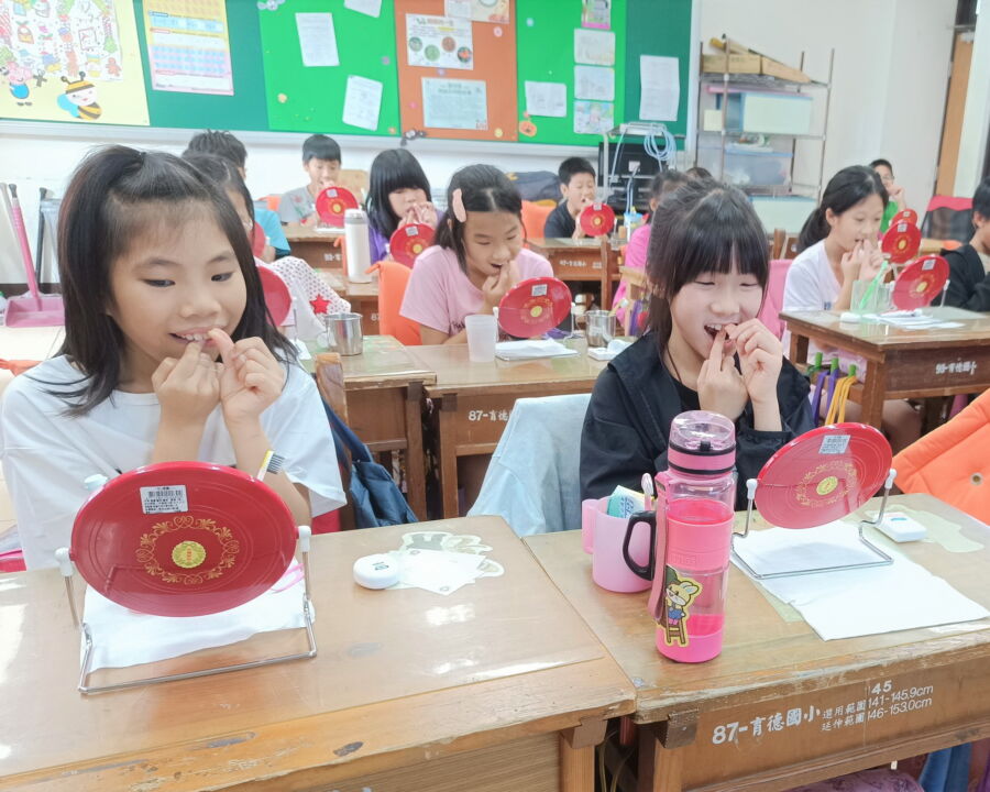 圖／健康課程指導學生進行牙線操作。（新北市政府教育局提供）