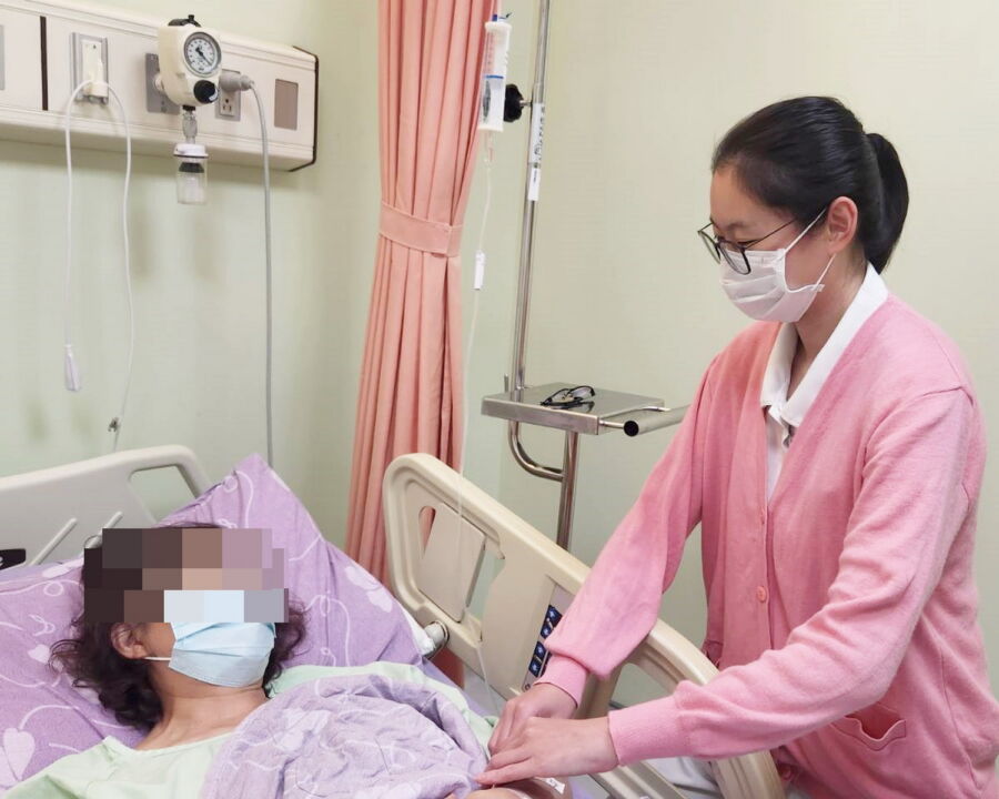 圖／黃姓護理師用心專業照護病人。（衛生福利部臺北醫院提供）
