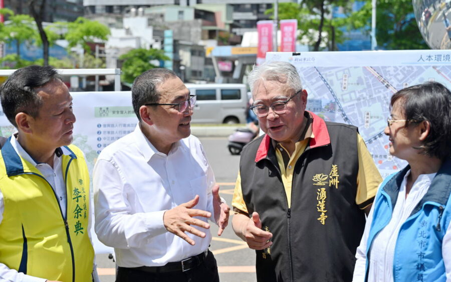圖／新北市長侯友宜今（15）日偕同湧蓮寺主委陳宏昌、新北市議員李余典與黃桂蘭前往關心工程進度。（新北市政府新聞局提供）