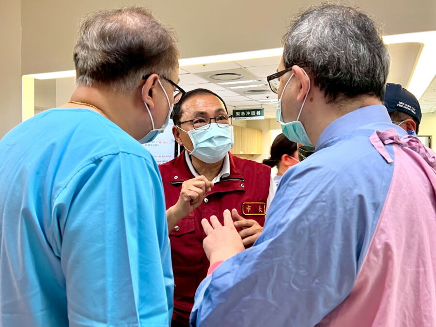 圖／新北市長侯友宜趕往三家醫院探視，強調救人要緊，救人最重要。（新北市政府新聞局提供）