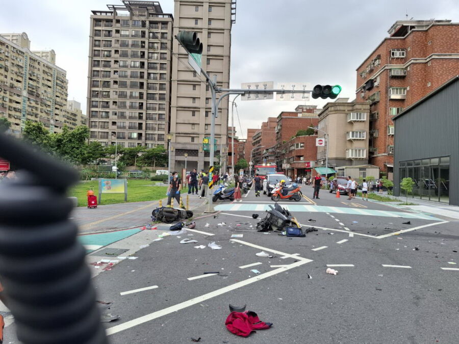 圖／三峽區國成路與國光街口今（19）日下午約4點多發生自小客車衝撞行人的重大車禍。（新北市政府消防局提供）