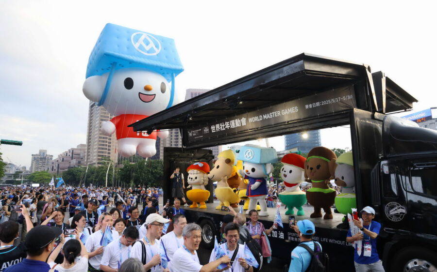 圖/各式吉祥物們齊聚市府前廣場為遊行的隊伍加油打氣。(臺北市政府提供)