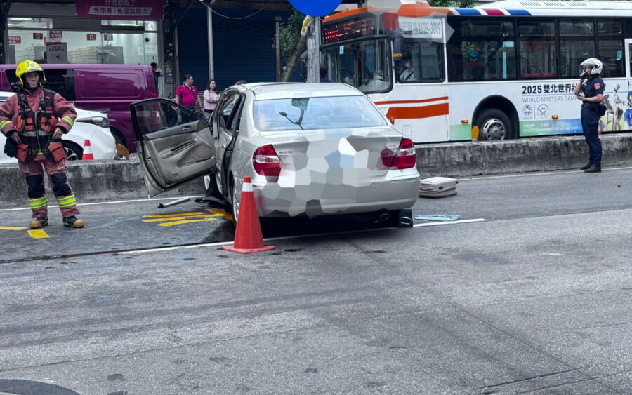圖／三峽區北大國小附近19日發生自小客車衝撞行人的重大車禍，這起交通的意外事故，也再次凸顯高齡駕駛的安全議題。（三峽警分局提供）