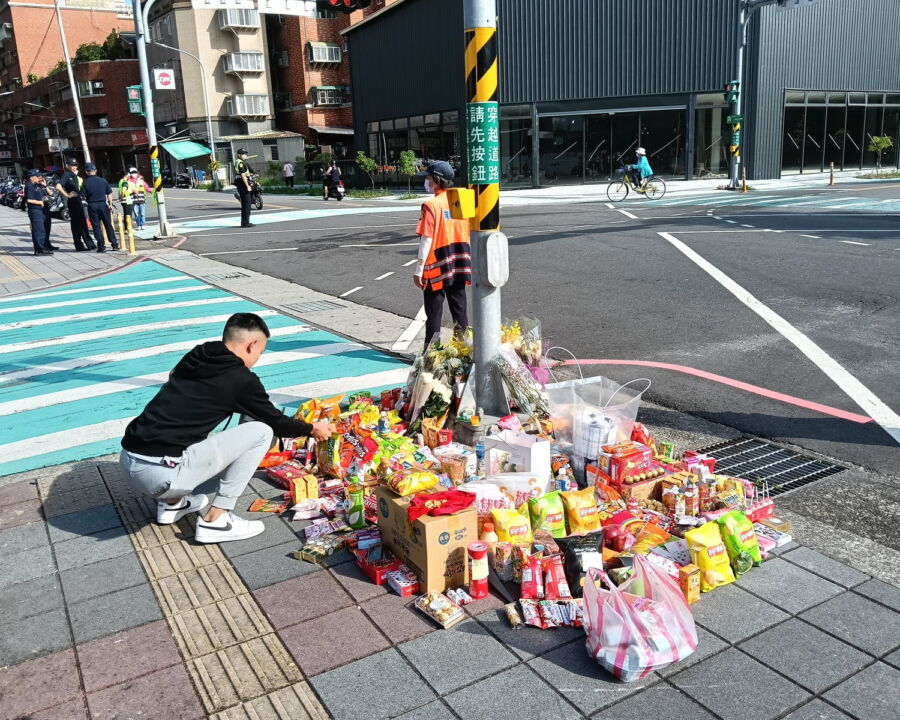 圖／親師生及社區於交通事故路口哀悼致意。（新北市政府教育局提供）