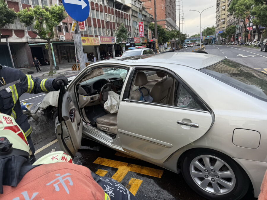 圖／78歲余姓男子駕駛高速衝撞北大國小的路口，造成3死12 傷。（新北市政府消防局提供）