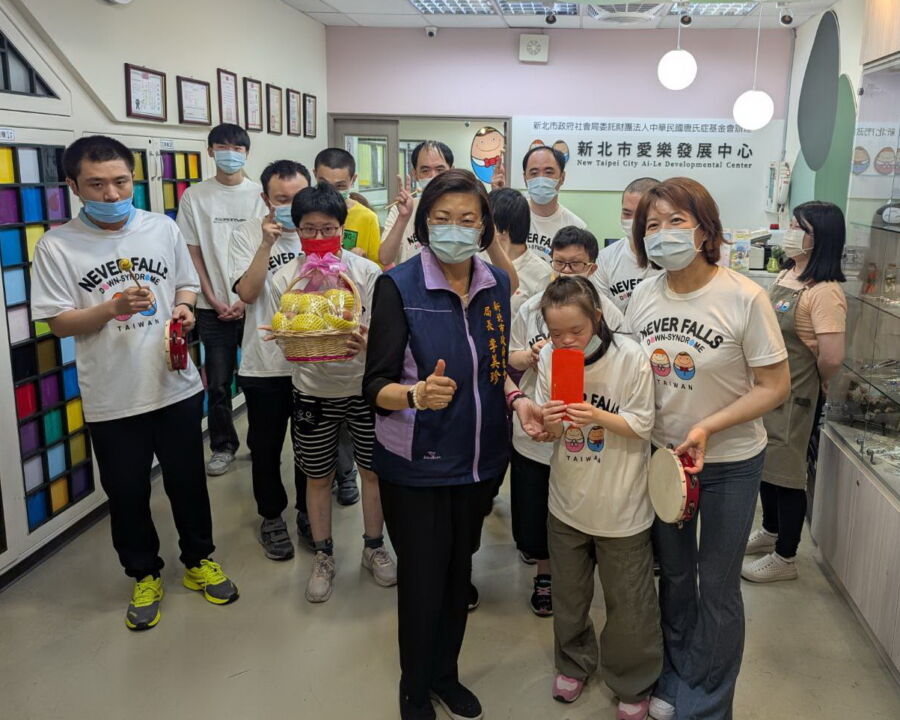 圖／社會局長李美珍代表新北市長侯友宜前往愛樂發展中心慰問，右為中心主任林爾思；此外，49家社福機構都會收到加菜金和蘋果禮盒。（新北市政府社會局提供）