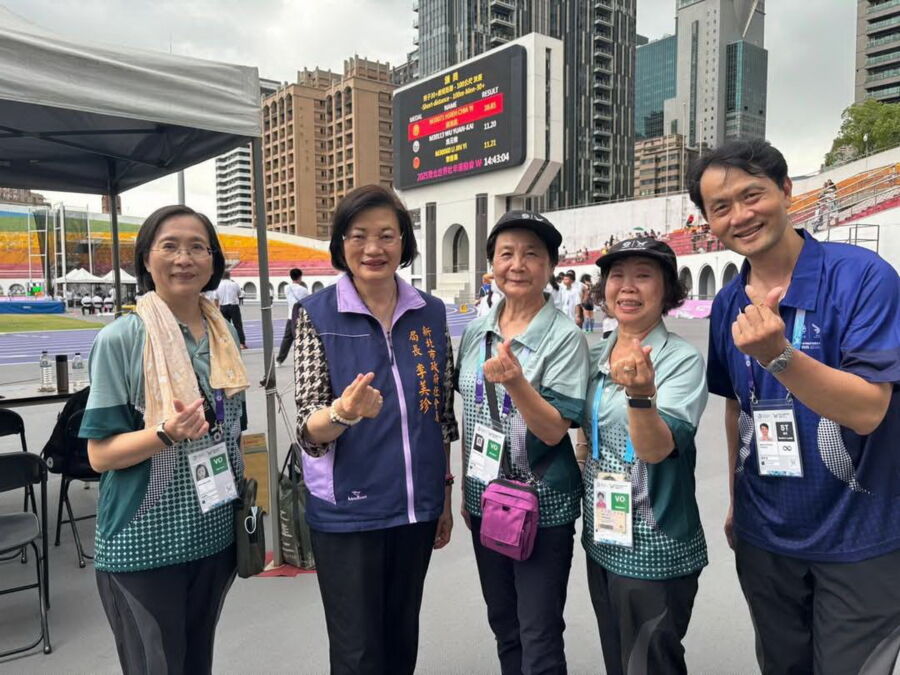 圖／社會局長李美珍（左2）到板橋體育場為服務的志工加油打氣， 右3為 新北市志願服務協會理事長陳秋蘭。（新北市政府社會局提供）