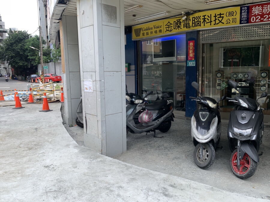 圖／新北市板橋區陽明街近期進行人行道改善工程，卻傳出「人行道高於騎樓」的情形。（新北市議員山田摩衣提供）