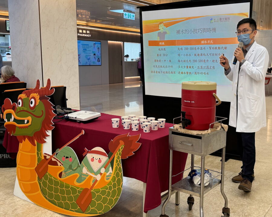 圖／臺北醫院中醫科藍士凱醫師推廣正確中醫保健觀念，分享夏季茶飲正確喝法。（臺北醫院提供）