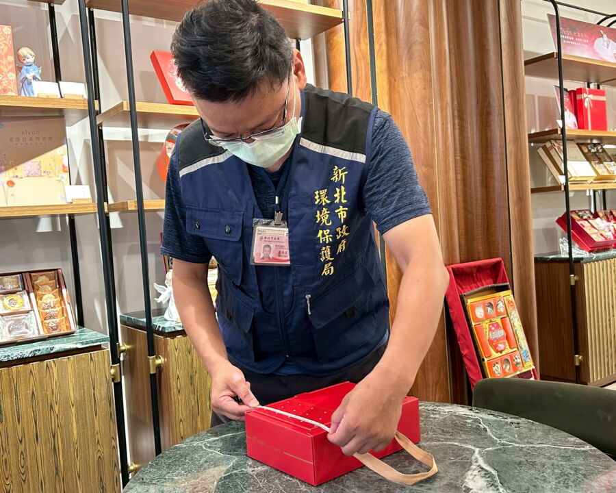 圖/新北市政府環保局抽查有無過度包裝情形。(新北市政府環保局提供)