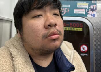 統神遭黑衣人暴力攻擊　出庭打哈欠回應：我現在這麼火？