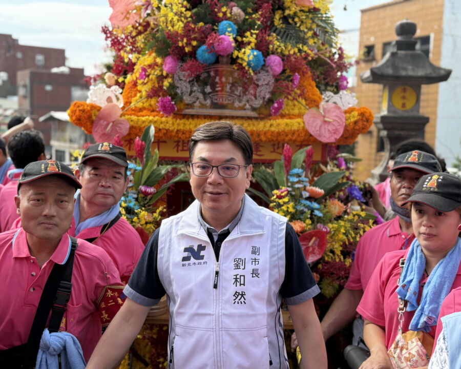 圖/新北市副市長劉和然前往淡水清水巖參與一年一度的「淡水大拜拜」清水祖師遶境。(新北市政府民政局提供)