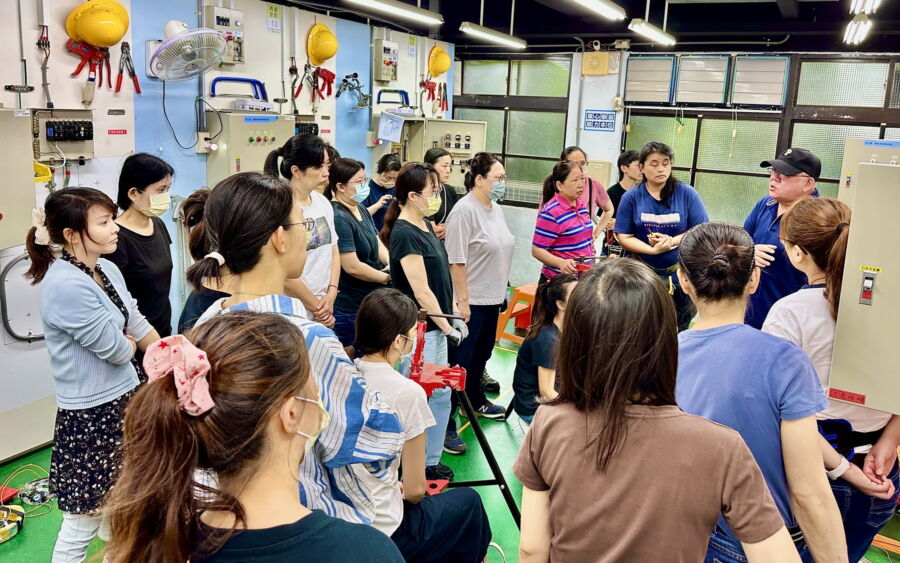 圖／室內配線王清信老師向學員講解考照注意事項。（新北市政府勞工局提供）