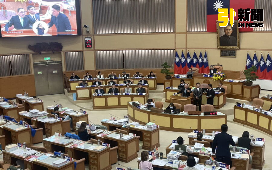 圖/民進黨黨團針對「藍白亂政刪預算,大罷免風雲起!」為題質詢,要求新北市長侯友宜回應倒閣、黨主席改選、市長接班等議題。(記者陳志仁攝,2025.06.09)