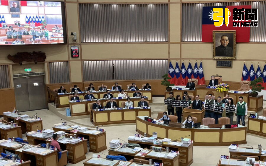 圖／民進黨多位青壯派議員質疑新北市長侯友宜，「政見滿天飛，回鍋一場灰。」（記者陳志仁攝，2025.06.11）