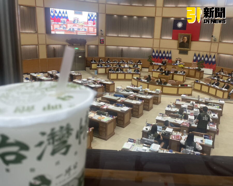 圖／民進黨議員質疑，網紅館長陳之漢在中國直播時，疑似配合中國統戰，嘲諷台灣奶茶售價過高及台灣的消費者。（記者陳志仁攝，2025.06.11）