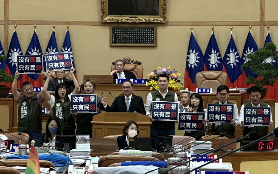 圖／民進黨新北市議員山田摩衣、卓冠廷、李宇翔、陳乃瑜、黃淑君、林銘仁、陳啟能等人，高呼「沒有願景、只有民怨」的口號。（民進黨新北市議會黨團提供）