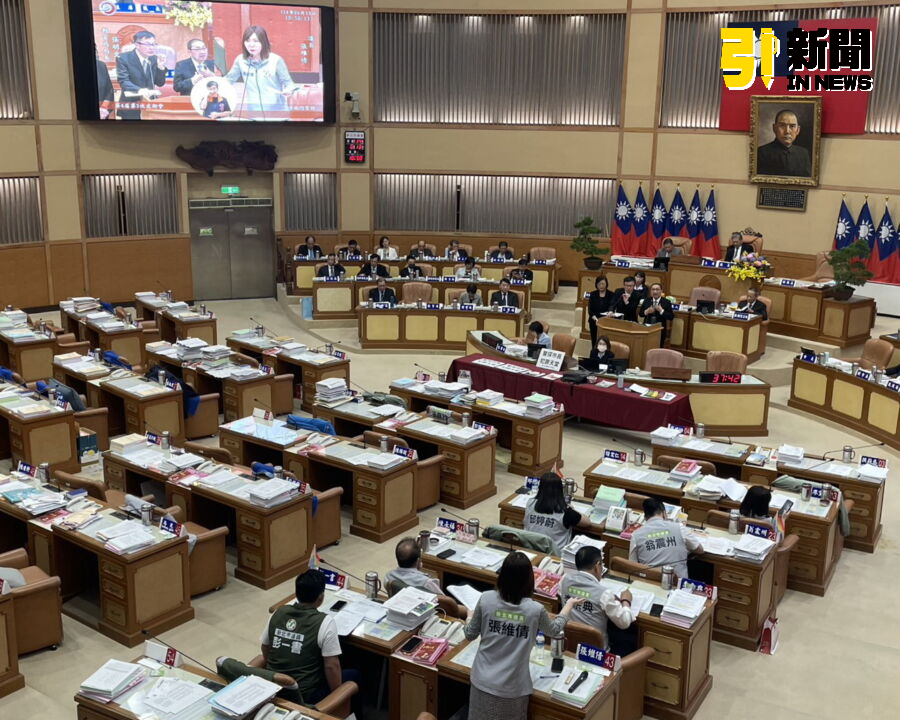 圖／民進黨議員張維倩、李余典、李倩萍、邱婷蔚、陳永福、翁震州、彭一書聚焦「社會問題幼年化」的議題，高喊「警探市長、犯罪天堂」！（記者陳志仁攝，2025.06.13）