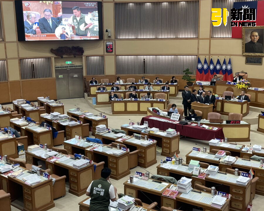 圖／議員彭一書質詢新北市長侯友宜，近年來的霸凌事件不斷在校園發生，第一時間學校會通報嗎？（記者陳志仁攝，2025.06.13）