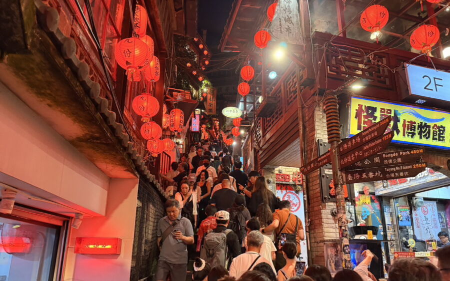 圖／民眾在燈海中緩步前行，每一盞燈都是一個祝福、一段記憶，照映出九份最迷人的時光。（新北市政府觀光旅遊局提供）