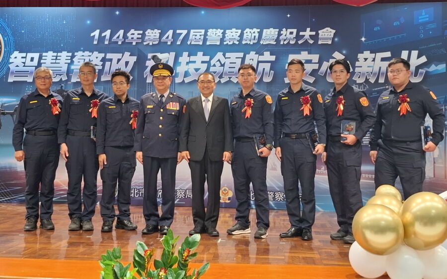 圖／新北市市長侯友宜、警察局長廖訓誠與模範警察合影。（新北市政府警察局提供）
