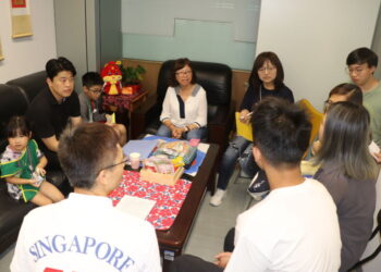 圖／安置兒千千（背對鏡頭右一白衣者）有個籃球夢，新北市政府社會局媒合資源來幫助實現。（新北市政府社會局提供）