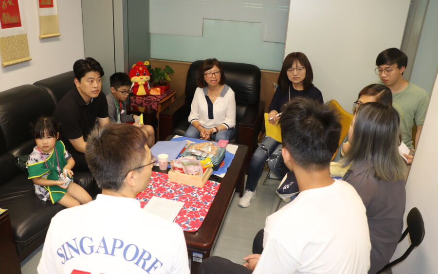 圖／安置兒千千（背對鏡頭右一白衣者）有個籃球夢，新北市政府社會局媒合資源來幫助實現。（新北市政府社會局提供）