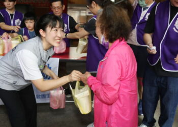 圖／新北市議員山田摩衣21日攜手板橋群英扶輪社，在板橋歡子園福德宮舉辦「愛心早餐」的公益活動。（新北市議員山田摩衣提供）