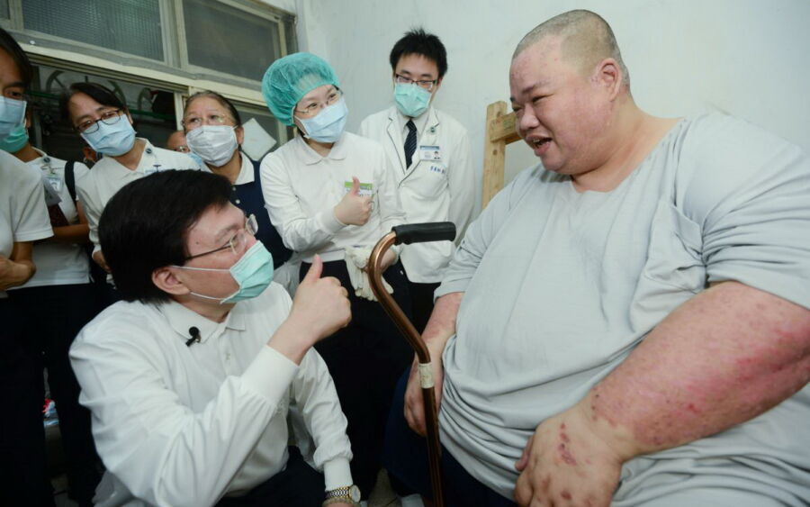 圖／2020年台北慈濟醫院醫護團隊到吳先生家家訪。（台北慈濟醫院提供）