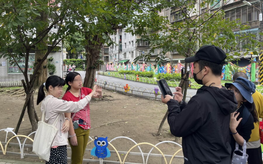圖／新北市樂圓服務中心社工帶領身障學員學習用手機拍攝和攝影。（新北市政府社會局提供）