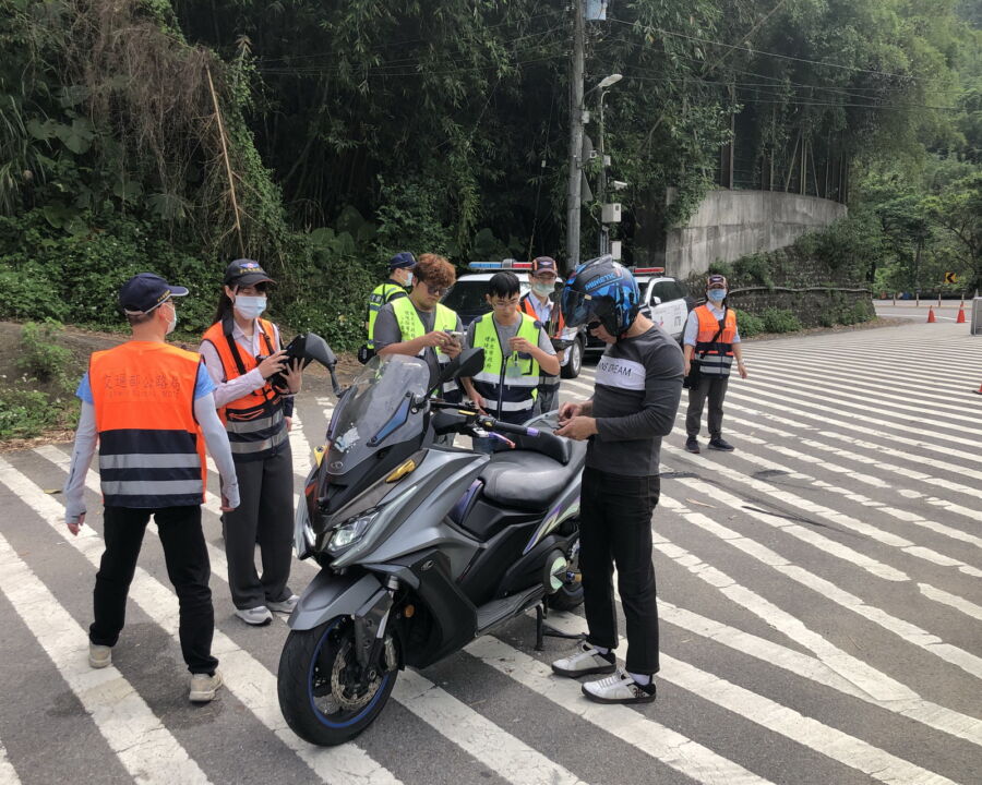 圖／環保局、警察局及監理單位聯手進行路邊攔查。（新北市政府環保局提供）