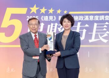 饒慶鈴蟬聯《遠見》五星縣長　領獎展現慢經濟施政成果