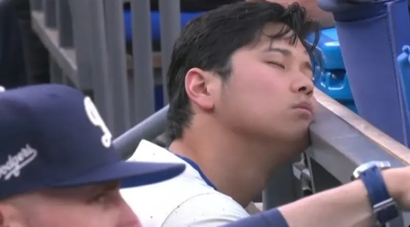 大谷翔平累了！賽中「趴欄杆睡著」 球迷心疼：道奇操太兇
