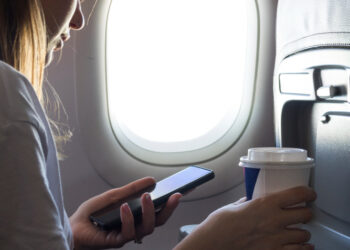 隔壁乘客手機跳出「R.I.P.」字樣！飛機緊急返航　烏龍真相曝光