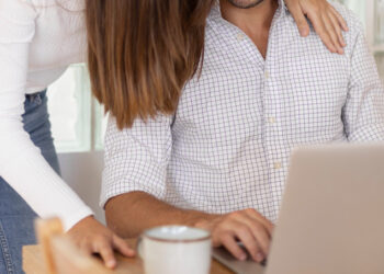 學校當砲房！女舍監約砲已婚男師　辦公桌激戰遭妻告