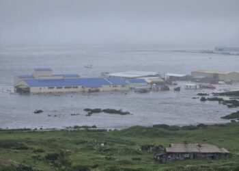 4公尺巨浪！魚廠沖毀、現場慘況全被拍下