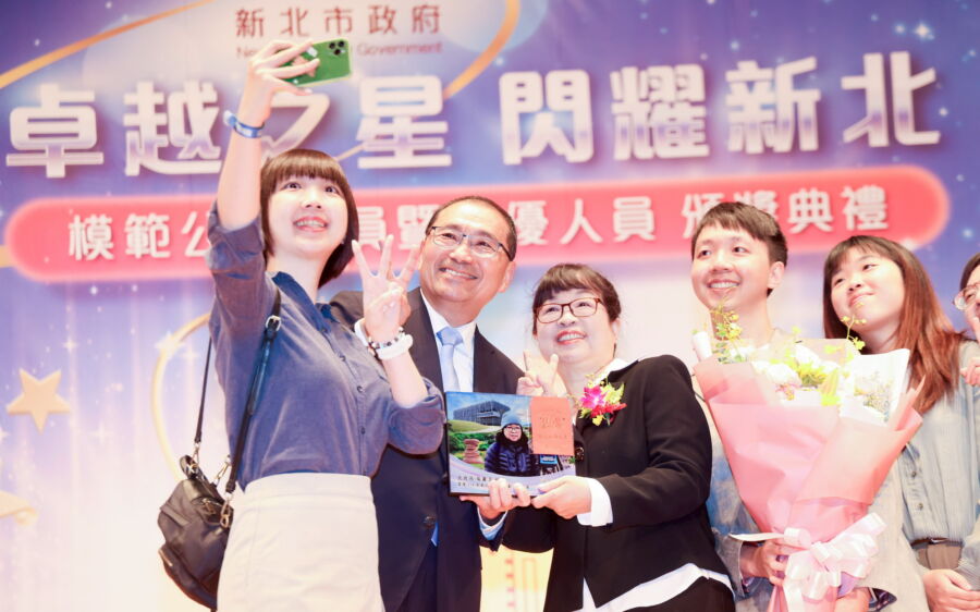 圖／侯友宜表揚23位模範公務人員及30位績優人員，感謝同仁的辛勤付出讓新北市政得以順利推進。（新北市政府新聞局提供）