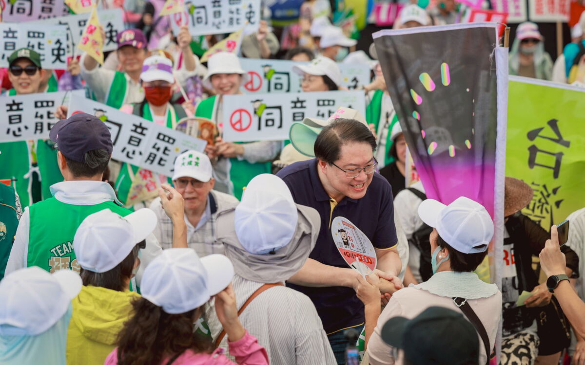 圖／林右昌表示，他是以志工和香燈腳的身份參與，強調「一個人的力量有限，但大家匯集起來，就能守護台灣、穩定國家」。（民進黨提供）
